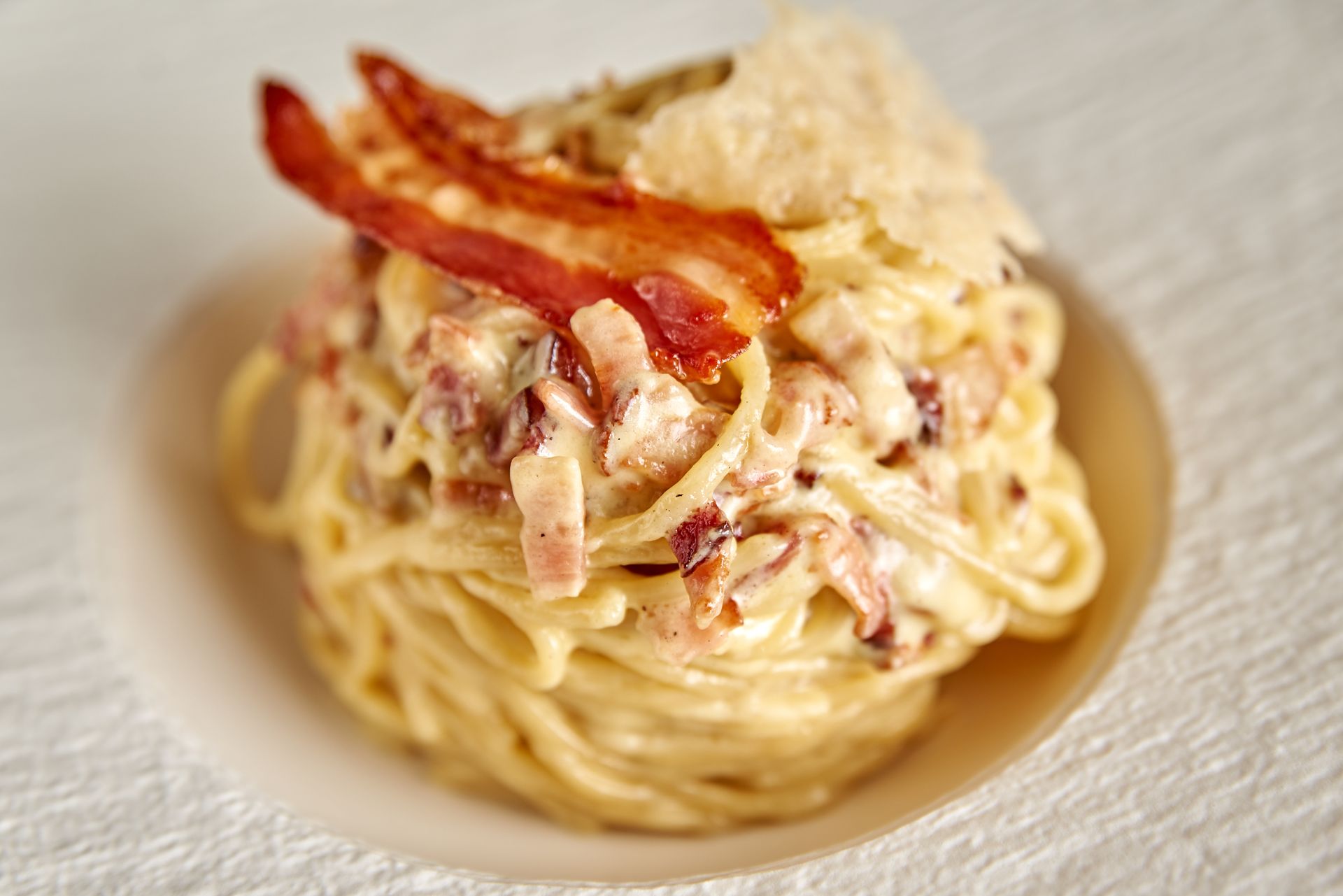 Spaghetti Carbonara cu pancetta si parmezan