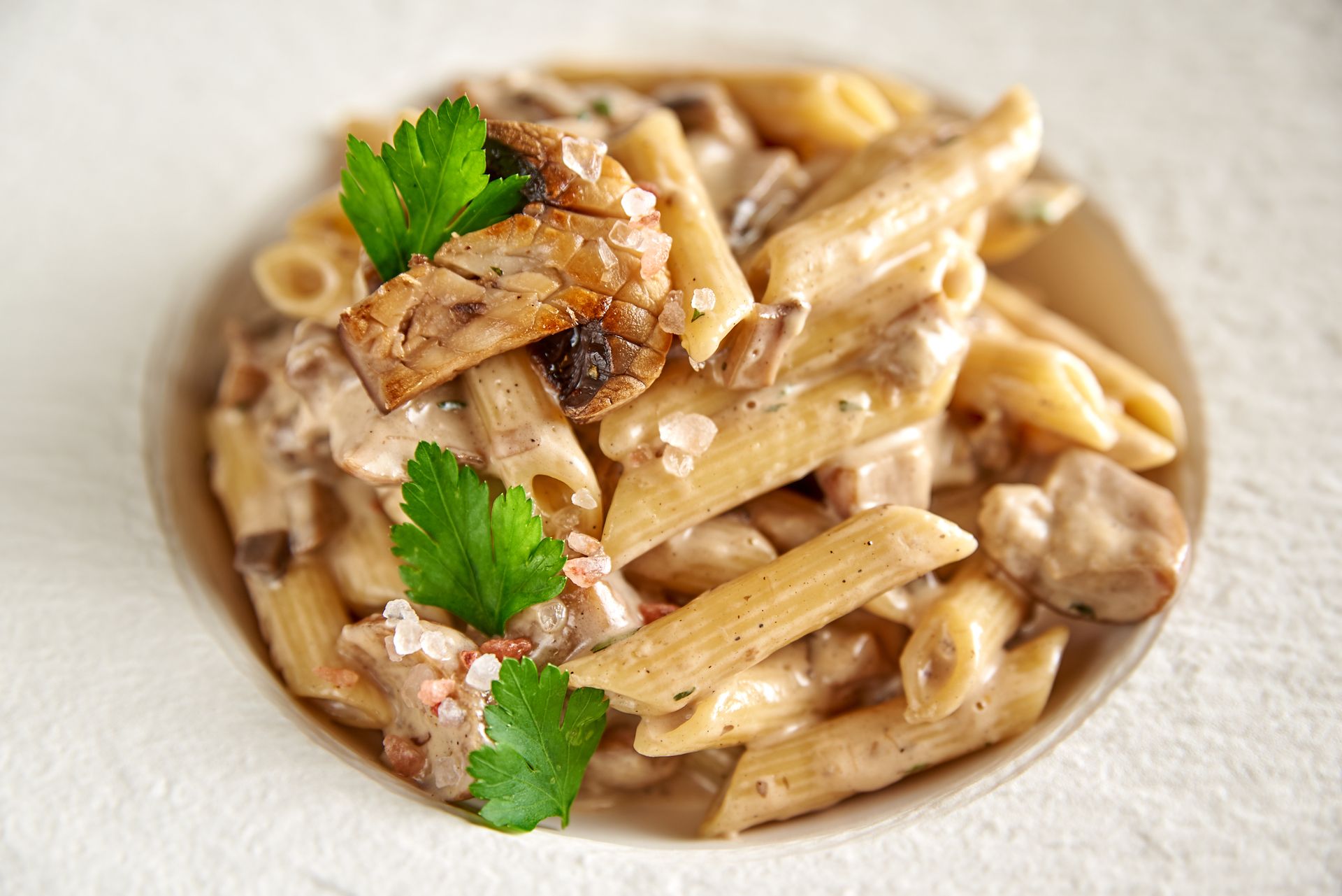 Paste cu hribi si champignon in sos de smantana